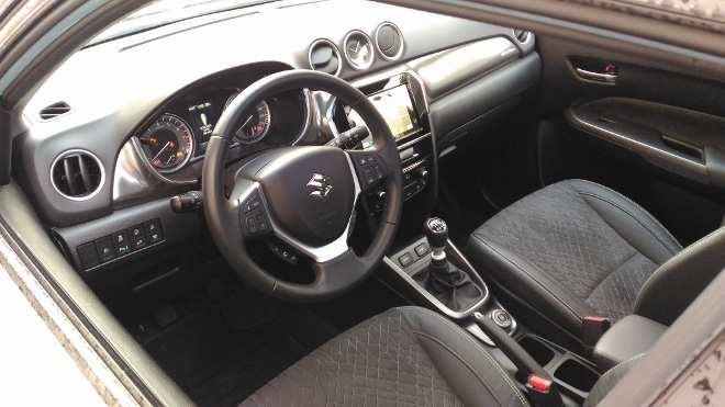 Innenraum und Sitze im Suzuki Vitara Allgrip Facelift