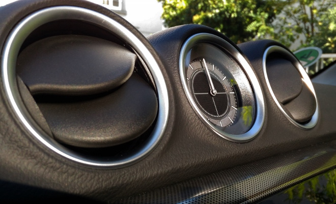 Analoge Uhr und Luftdüsen im Suzuki Vitara Allgrip Facelift