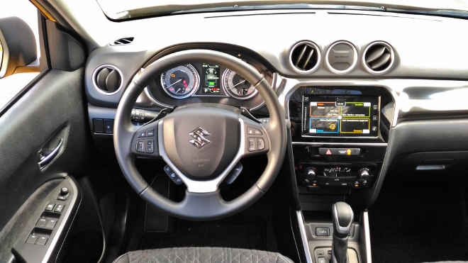 Suzuki Vitara Hybrid Lenkrad, Amaturenbrett und Bildschirm