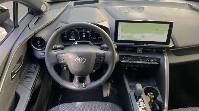 Toyota C-HR Plug in Hybrid Cockpit und Bildschirm