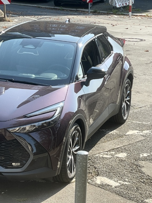 Toyota C-HR Plug in Hybrid von vorne und der Seite