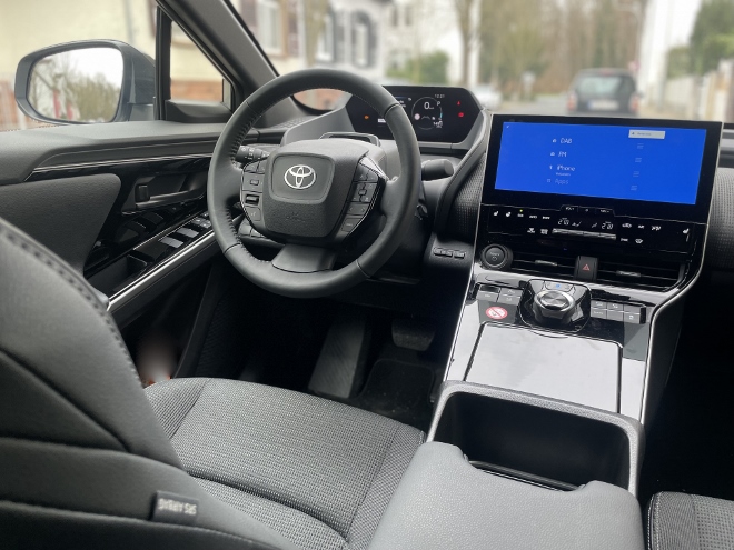 Toyota bZ4X Cockpit, Instrumente und Bildschirm