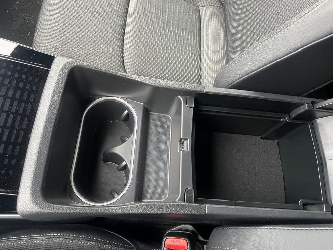 Toyota bZ4X welcher Halter und Fach in der sehr breiten Mittelkonsole zwischen den Vordersitzen