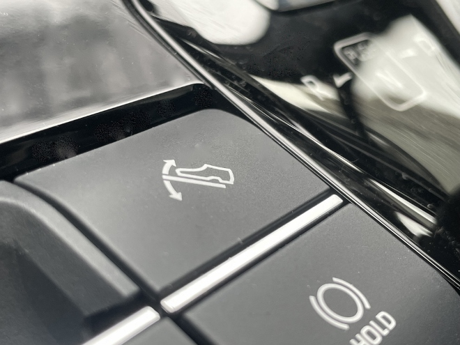 Toyota bZ4X Richtige Taste auf der Mittelkonsole für mehrer Rekuperation und Ein Pedal Bremsen, One Pedal drive