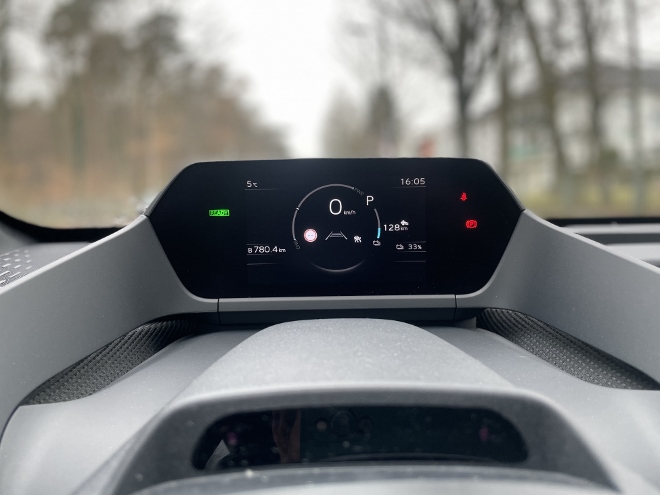 Toyota bZ4X digitale Instrumente oberhalb von Lenkrad