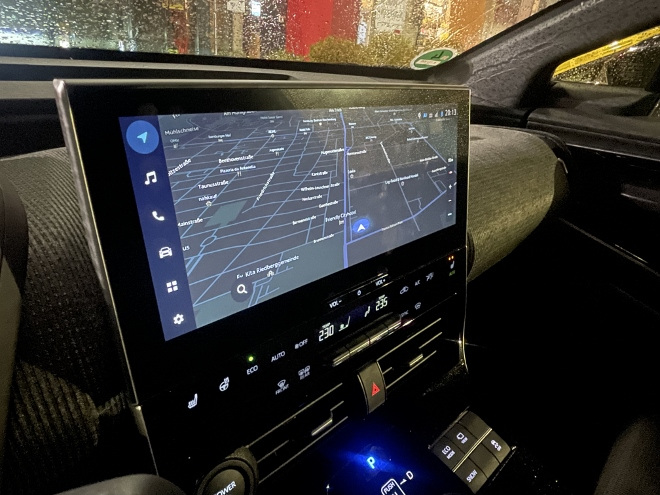 Toyota bZ4X navigationskarte auf dem Bildschirm in der Mitte
