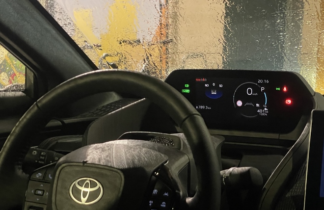 Toyota bZ4X Instrumente nachts
