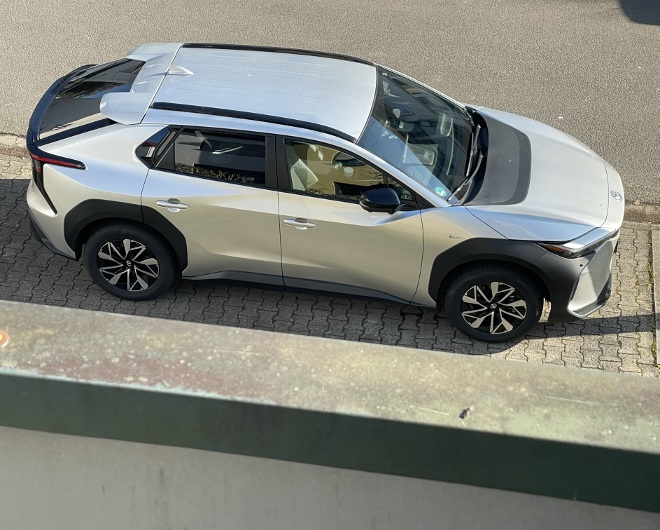 Toyota bZ4X in Silbern