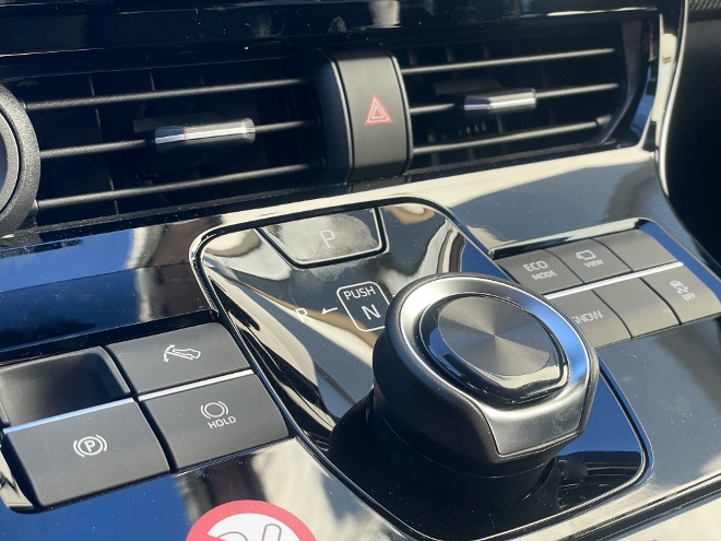 Toyota bZ4X EWahlhebel der Automatik und Schalter auf der im Klavier Lackoptik gehaltenen Mittelkonsole