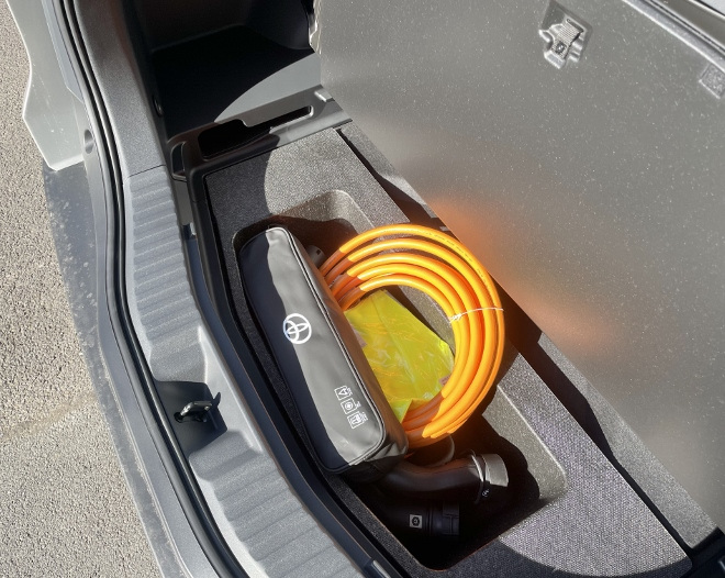 Toyota bZ4X Fach für die Ladekabel unterhalb des Kofferraumbodens
