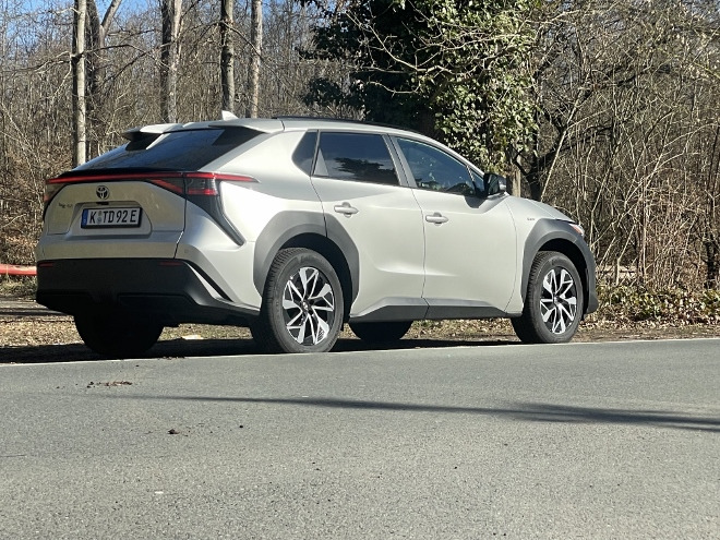 Toyota bZ4X Seitenansicht und Heckansicht