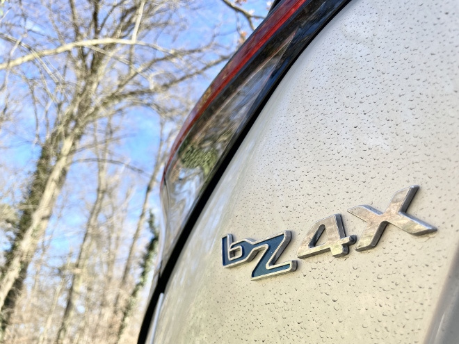 Toyota bZ4X Typenschild am Heck