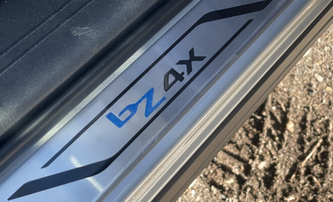 Toyota bZ4X Modell Schriftzug auf dem Schweller