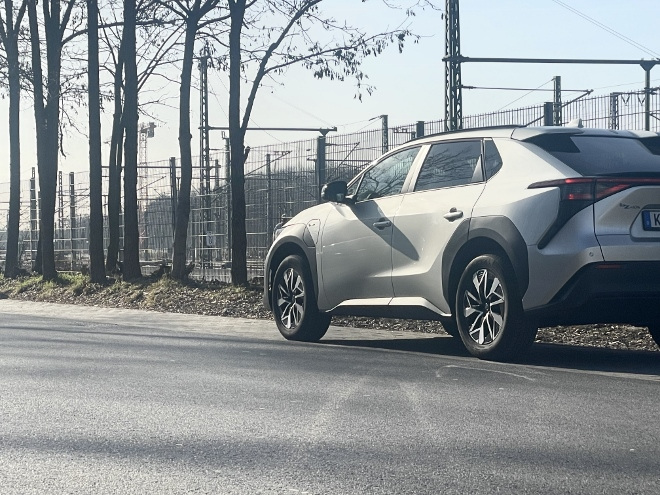 Toyota bZ4X von der Seite und hinten