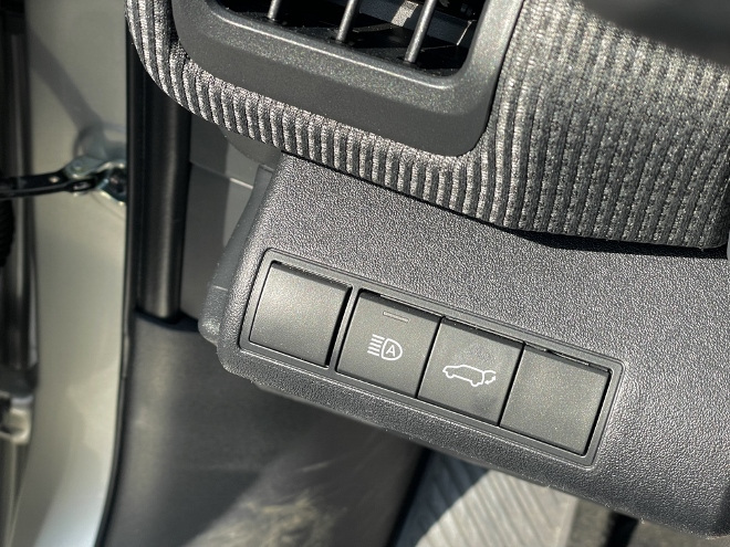 Toyota bZ4X Schalter für die elektrische Heckklappe am Fahrerplatz