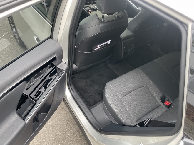 Toyota bZ4X hinten sitzen auf der Sitzbank mit viel Beinfreiheit und Kniefreiheit