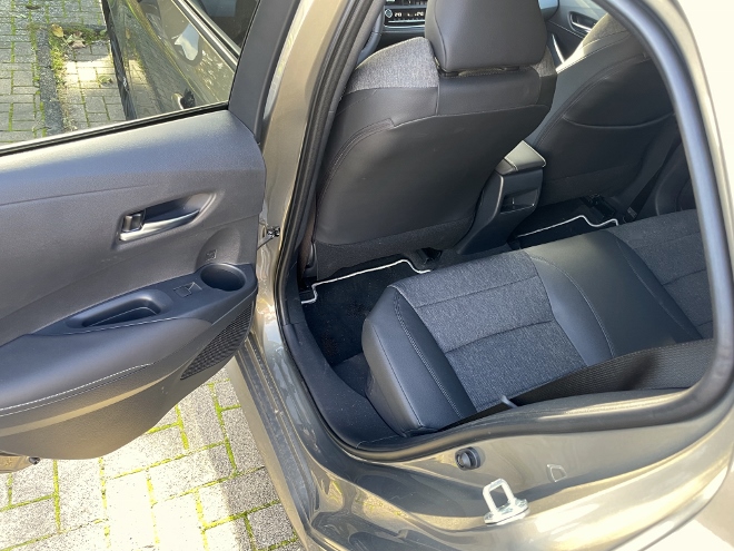 Toyota Corolla 1.8 Hybrid hinten sitzen auf der Sitzbank im Fond