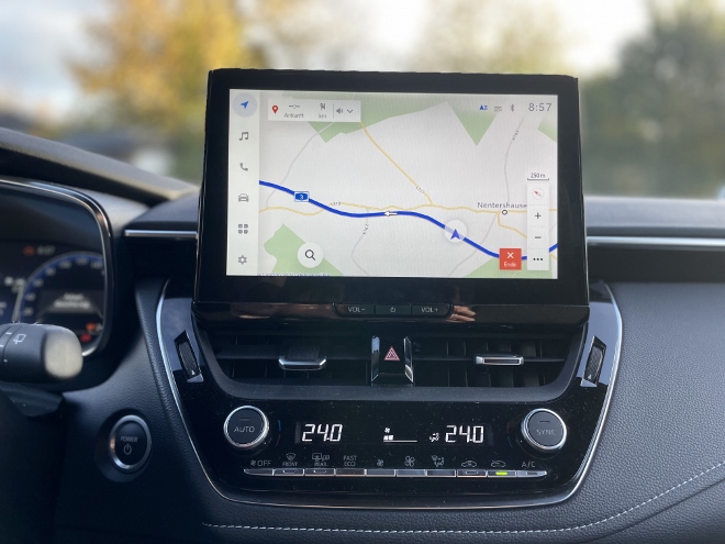 Toyota Corolla 1.8 Hybrid zentraler Touchscreen Bildschirm mit Navigationskarte