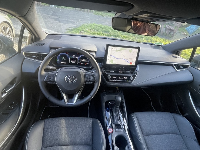 Toyota Corolla 1.8 Hybrid Cockpit und Armaturenbrett mit Lenkrad und Touchscreen