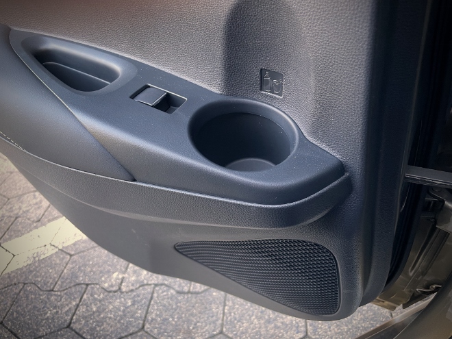 Toyota Corolla 1.8 Hybrid Becherhalter und Lautsprecher in der hinteren Tür