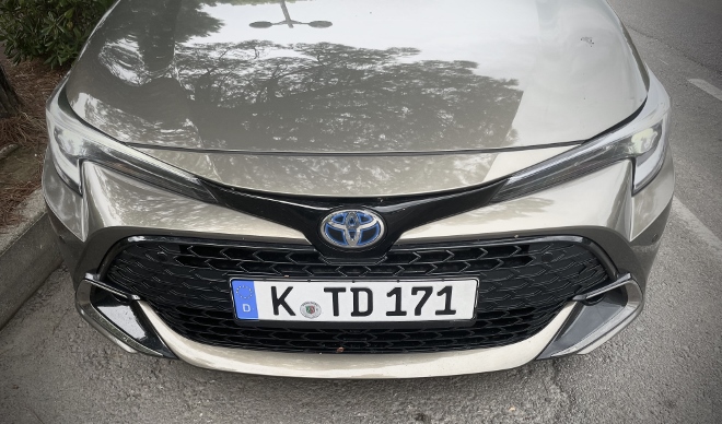 Toyota Corolla 1.8 Hybrid Front und blau unterlegtes Toyota Emblem