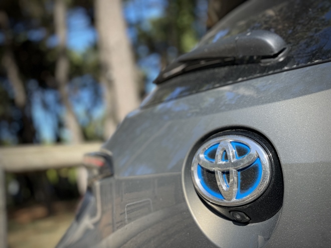 Toyota Corolla 1.8 Hybrid blaues Toyota Markenzeichen am Heck
