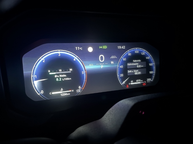 Test Toyota Land Cruiser Executive 2.8 Diesel: digitale Instrumente, Drehzahlmesser und Verbrauchsanzeige, links, Tacho und Reichweitenanzeige rechts