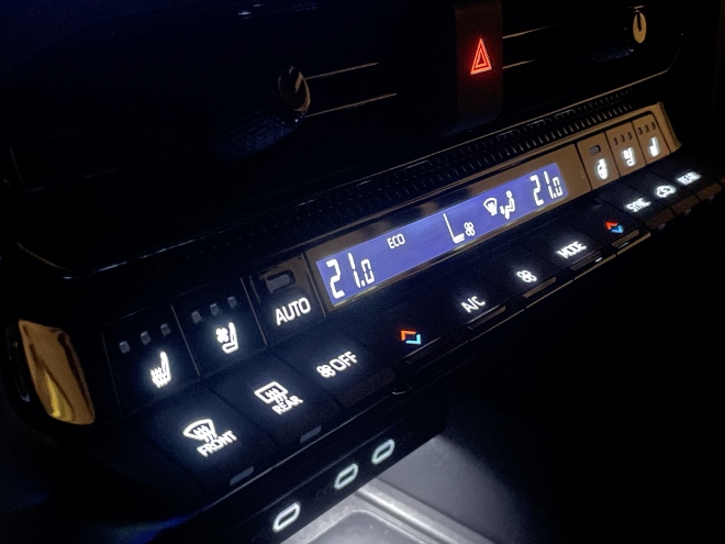 Test Toyota Land Cruiser Executive 2.8 Diesel: Einstellung der Klimaanlage und der Belüftung mit den Tasten in der Mittelkonsole