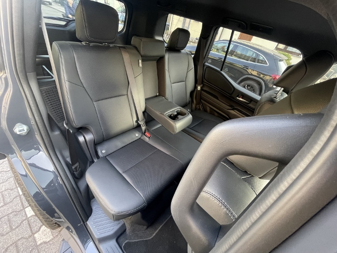 Test Toyota Land Cruiser Executive 2.8 Diesel: Griff an der Dachsäule für die Sitzbank hinten