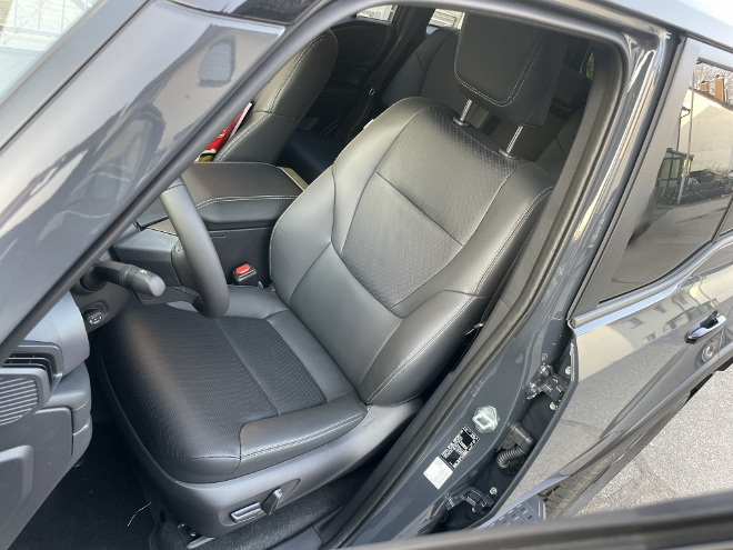 Test Toyota Land Cruiser Executive 2.8 Diesel: vorne sitzen den mit Kunstleder bezogen Vordersitzen