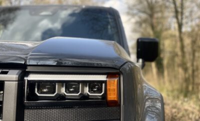 Test Toyota Land Cruiser 2.8 Diesel: Frontleuchten und Google auf dem Motorhaube, die die Sicht nach vorne verbessern