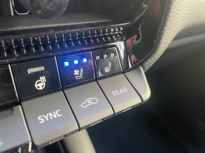 Test Toyota Land Cruiser 2.8 Diesel: Tasten für die Lenkrad,heizung, die Sitzbelüftung, und die Sitzheizung unterhalb des Bildschirm