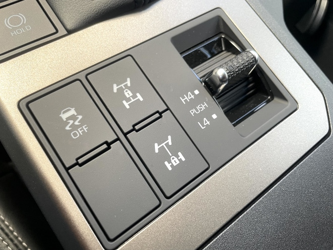 Test Toyota Land Cruiser Executive 2.8 Diesel: Tasten für ESP und Sperren und Schalter für H4 und L4 auf der Mittelkonsole