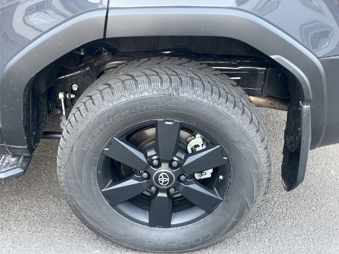 Test Toyota Land Cruiser 2.8 Diesel: Viel Spiel im Radkasten, lange Federwege im Lent Cruiser, der im Test mit 18 Zoll großen Rädern ausgestattet ist