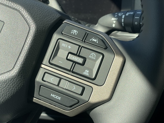 Test Toyota Land Cruiser 2.8 Diesel: Tasten für den Tempomat und die Einstellung des Abstand zum Vordermann auf der rechten Lenkradspeiche
