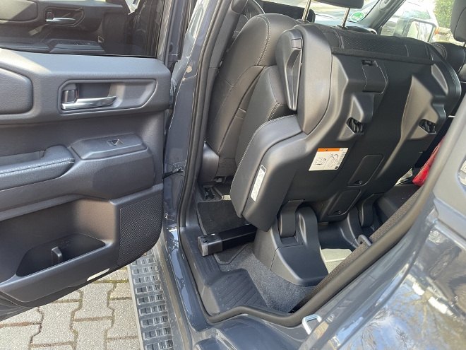 Test Toyota Land Cruiser 2.8 Diesel: Nach vorne geklappt Sitzfläche und Sitzlehne der Sitzbank