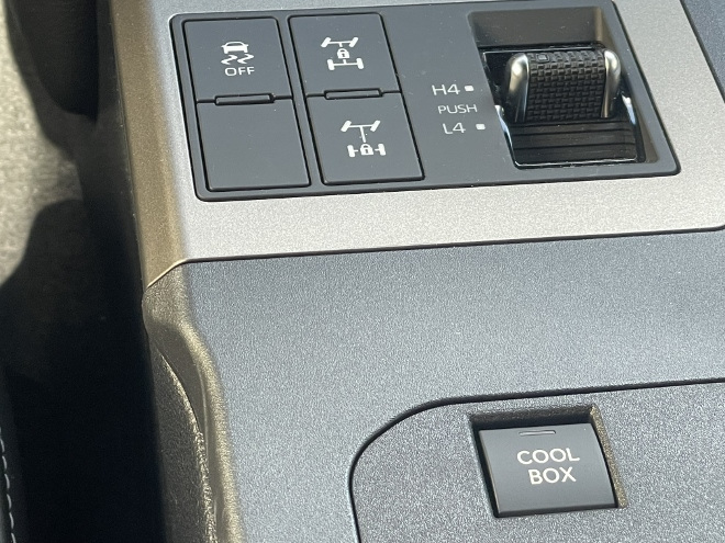 Test Toyota Land Cruiser 2.8 Diesel: Schalter für die Kühlbox und die vorderen und hinteren Sperren und die L4 und L4 Untersetzung auf der Mittelkonsole