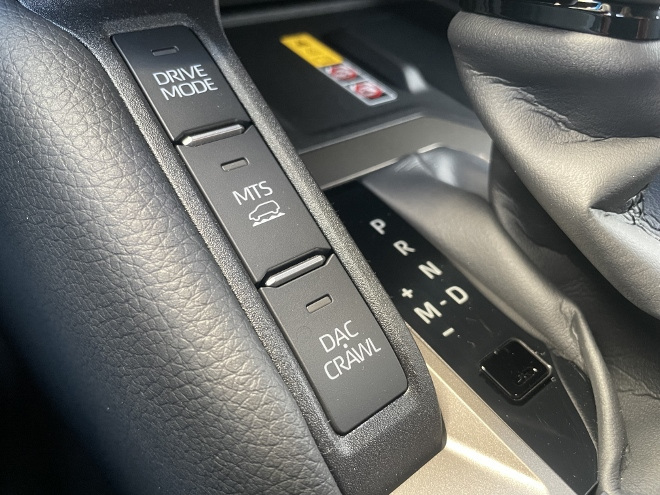 Test Toyota Land Cruiser Executive 2.8 Diesel: Drive Mode Schalter und DAC Crawl Schalter seitlich vom Wahlhebel der Automatik