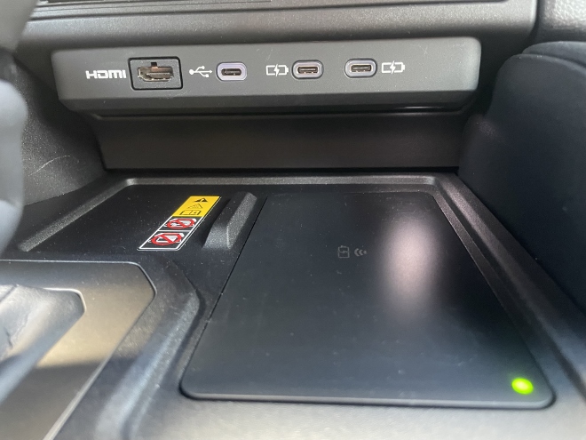 Test Toyota Land Cruiser Executive 2.8 Diesel: induktive Ladefläche der Smartphone Ladestation und HDMI Anschluss und USB C Anschluss vorne
