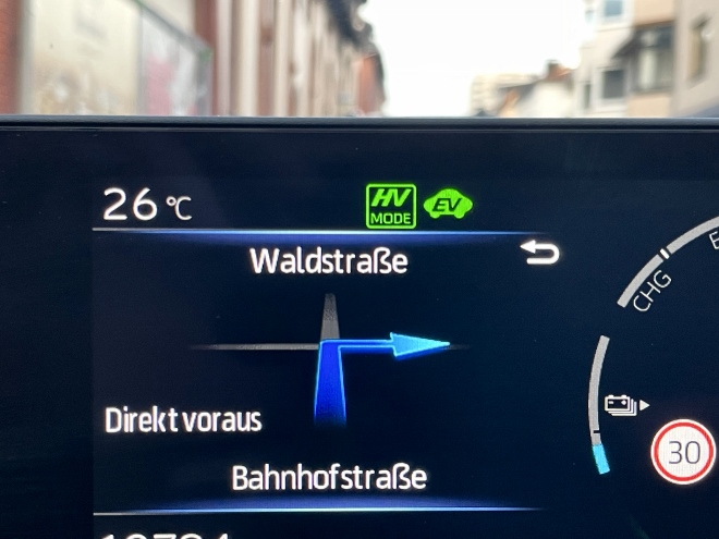 Neuer Toyota Prius Plug in Hybrid navigationshinweise im Cockpit Display