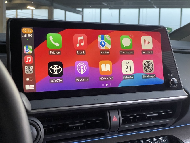 Neuer Toyota Prius Plug in Hybrid Menü auf dem Bildschirm, Apple CarPlay