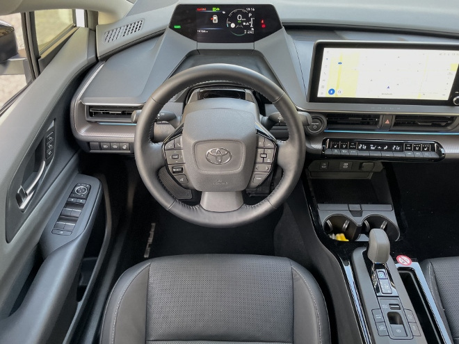 Neuer Toyota Prius Plug in Hybrid Lenkrad und Cockpit