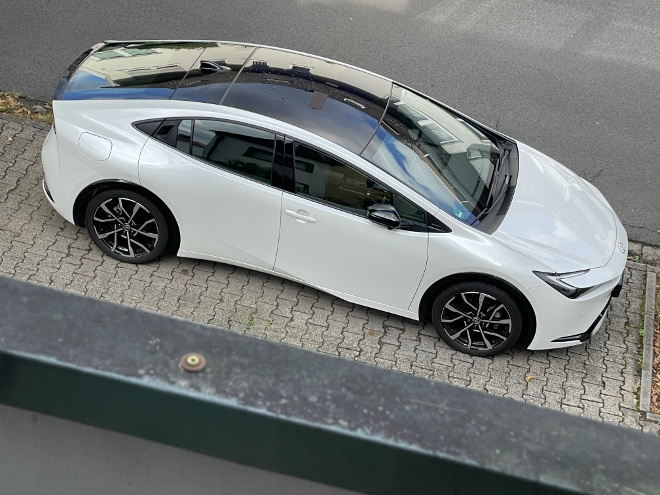 Neuer Toyota Prius Plug in Hybrid in Weiß metallic mit Solardach