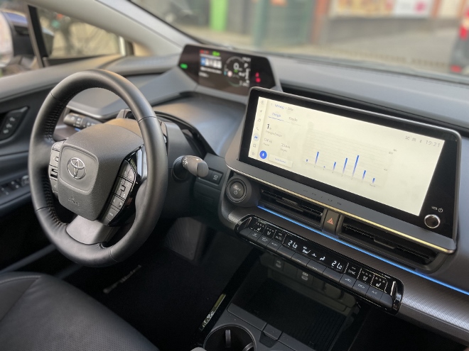 Neuer Toyota Prius Plug in Hybrid großer Touchscreen Bildschirm