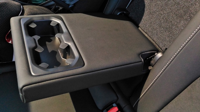 Volvo C40 Recharge Twin Motor Armlehne und Becherhalter hinten