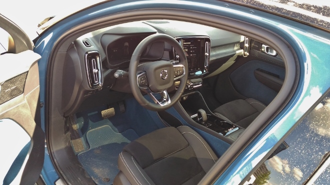 Volvo C40 Recharge Twin Motor Cockpit und Lenkrad
