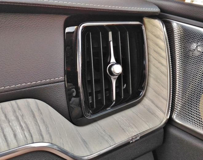 Volvo XC60 B5 Driftwood und Lautsprecher des Soundsystems